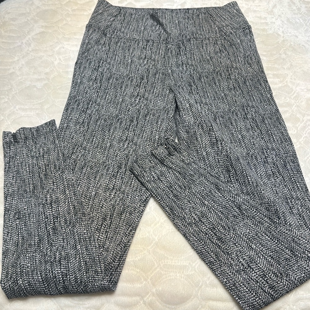 Women’ black and white herringbone Athleta zip ankle leggings